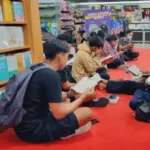 Sejumlah warga membaca pada Semesta Buku Gramedia 2024 lalu. (©tatkala.co)