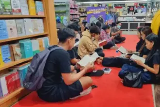 Sejumlah warga membaca pada Semesta Buku Gramedia 2024 lalu. (©tatkala.co)