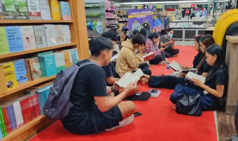Sejumlah warga membaca pada Semesta Buku Gramedia 2024 lalu. (©tatkala.co)