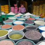 Pedagang melayani pembeli beras di Pasar Inpres Manonda, Palu, Rabu (3/9/2025). (bmzIMAGES/basri marzuki)