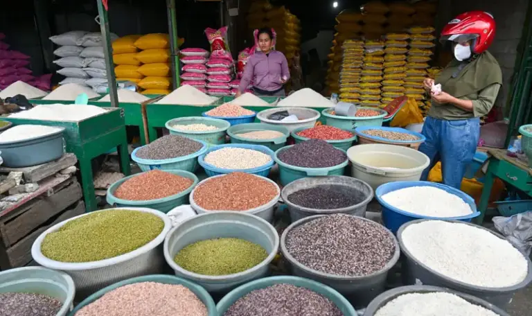 Pedagang melayani pembeli beras di Pasar Inpres Manonda, Palu, Rabu (3/9/2025). (bmzIMAGES/basri marzuki)