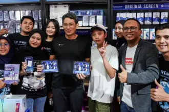 Sandiaga Uno (tengah) bersama para peserta kejuaraan reparasi CPU Ponsel di Jakarta, Minggu (31/8/2025). (©CGC 2025)