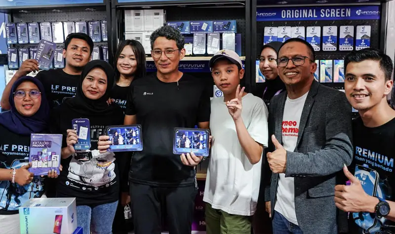 Sandiaga Uno (tengah) bersama para peserta kejuaraan reparasi CPU Ponsel di Jakarta, Minggu (31/8/2025). (©CGC 2025)