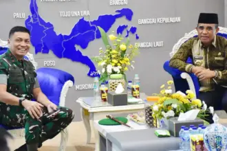 Pangdam) XXIII/Palaka Wira, Mayjen TNI Jonathan Binsar Perluhutan Sianipar bersama Gubernur Sulteng Anwar Hafid, Kamis (4/9/2025). (©Pendam 23/PW)