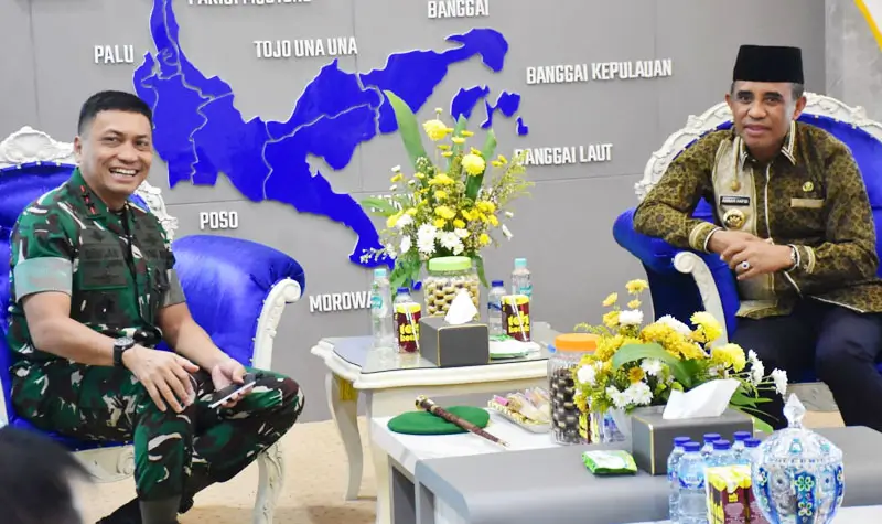 Pangdam) XXIII/Palaka Wira, Mayjen TNI Jonathan Binsar Perluhutan Sianipar bersama Gubernur Sulteng Anwar Hafid, Kamis (4/9/2025). (©Pendam 23/PW)