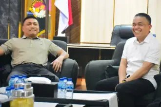Pangdam XXIII/Palaka Wira, Mayjen TNI Jonathan Binsar Parluhutan Sianipar (kiri) bersama Wali Kota Palu Hadianto Rasyid di Makodam XXIII/PW, Jumat (5/9/2025). (©Pendam 23/PW)