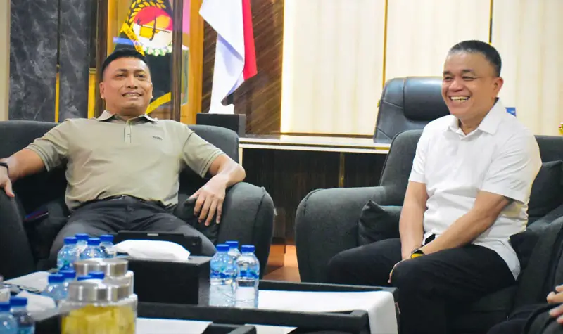 Pangdam XXIII/Palaka Wira, Mayjen TNI Jonathan Binsar Parluhutan Sianipar (kiri) bersama Wali Kota Palu Hadianto Rasyid di Makodam XXIII/PW, Jumat (5/9/2025). (©Pendam 23/PW)