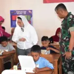 Kasdam XXIII/Palaka Wira Brigjen TNI Agus Samita (kanan) bersama Wawali Kota Palu Imelda Liliana Muhidin pad apeluncuran MBG di SDN Inpres 2 Talise, Jumat (26/9/2025). (©Pendam 23/pw)
