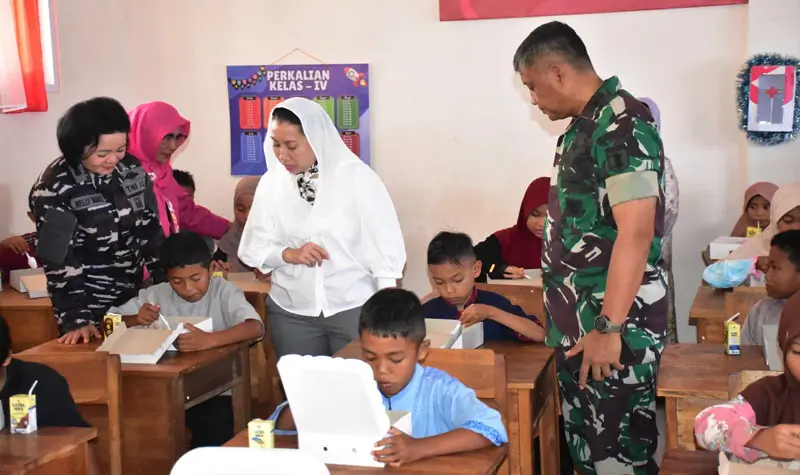 Kasdam XXIII/Palaka Wira Brigjen TNI Agus Samita (kanan) bersama Wawali Kota Palu Imelda Liliana Muhidin pad apeluncuran MBG di SDN Inpres 2 Talise, Jumat (26/9/2025). (©Pendam 23/pw)