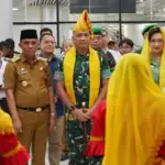 Gubernur Sulteng Anwar Hafid menyambut kedatangan Pangdam XXIII/Palaka Wira di Bandara Mutiara SIs Aljufri Palu, Senin (1/9/2025). (©Penrem 132/Tdl)