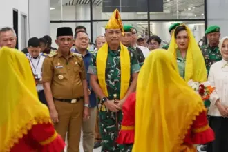Gubernur Sulteng Anwar Hafid menyambut kedatangan Pangdam XXIII/Palaka Wira di Bandara Mutiara SIs Aljufri Palu, Senin (1/9/2025). (©Penrem 132/Tdl)