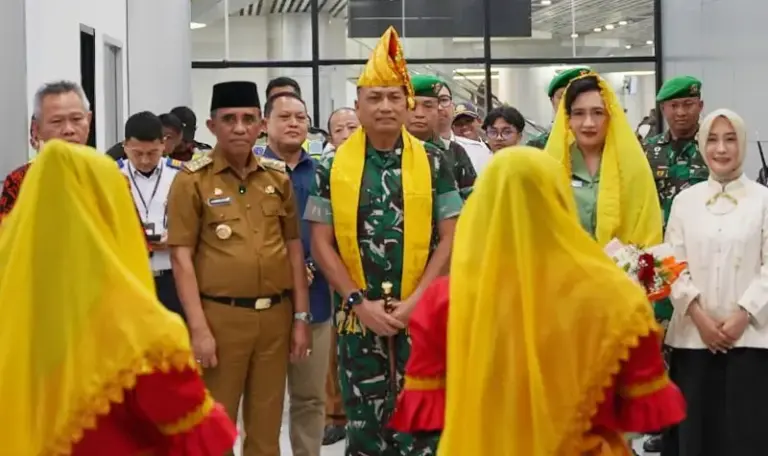 Gubernur Sulteng Anwar Hafid menyambut kedatangan Pangdam XXIII/Palaka Wira di Bandara Mutiara SIs Aljufri Palu, Senin (1/9/2025). (©Penrem 132/Tdl)