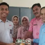 Anggota DPR RI Longki Djanggola pada kesempatan menghdiri pembagian MBG di Palu. (©dok. pribadi)
