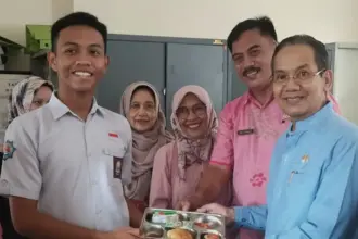 Anggota DPR RI Longki Djanggola pada kesempatan menghdiri pembagian MBG di Palu. (©dok. pribadi)