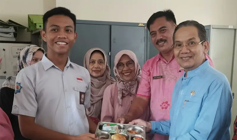 Anggota DPR RI Longki Djanggola pada kesempatan menghdiri pembagian MBG di Palu. (©dok. pribadi)