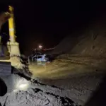 Sebuah kendaraan terjebak longsor di ruas Kebun Kopi, KM 9 Parigi Moutong, Kamis (11/9/2025) malam. (©Facebook/Nirwani Palu)