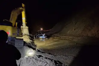 Sebuah kendaraan terjebak longsor di ruas Kebun Kopi, KM 9 Parigi Moutong, Kamis (11/9/2025) malam. (©Facebook/Nirwani Palu)