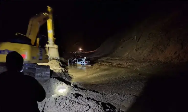 Sebuah kendaraan terjebak longsor di ruas Kebun Kopi, KM 9 Parigi Moutong, Kamis (11/9/2025) malam. (©Facebook/Nirwani Palu)