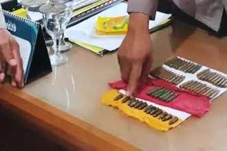 Petugas menunjukkan amunisi yang ditemukan warga Desa Lepe di Poso, Minggu (7/9/2025). (©Satgas Madago Raya)