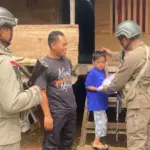 Personel Madago raya membagikan perlengkapan sekolah kepada anak dalam ekgiatan sambang di Poso, Kamis (11/9/2025). (©Humas Satgas Madago raya)