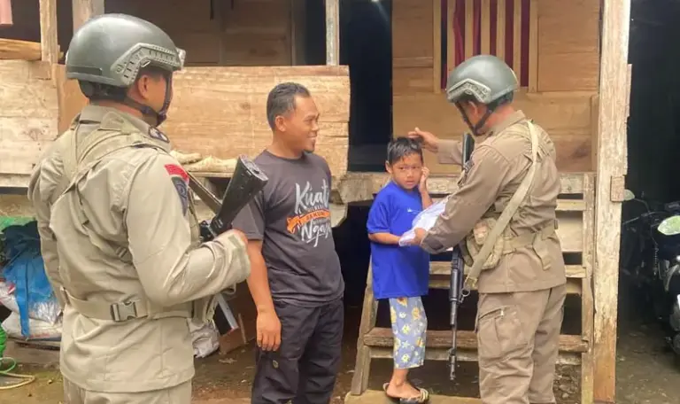Personel Madago raya membagikan perlengkapan sekolah kepada anak dalam ekgiatan sambang di Poso, Kamis (11/9/2025). (©Humas Satgas Madago raya)