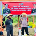 Kaops Madago Raya Kombes Pol Heni Agus Sunandar pada penyaluran bansos pertanian kepada eks simpatisan di Sigi, Sabtu (27/9/2025). (© Humas Ops Madago Raya)