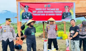 Satgas Madago Raya Salurkan Bansos untuk Eks Simpatisan Radikalisme di Sigi