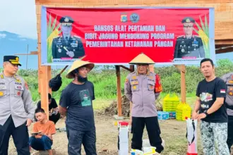 Kaops Madago Raya Kombes Pol Heni Agus Sunandar pada penyaluran bansos pertanian kepada eks simpatisan di Sigi, Sabtu (27/9/2025). (© Humas Ops Madago Raya)