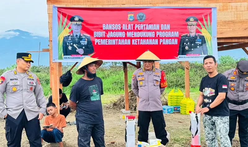 Kaops Madago Raya Kombes Pol Heni Agus Sunandar pada penyaluran bansos pertanian kepada eks simpatisan di Sigi, Sabtu (27/9/2025). (© Humas Ops Madago Raya)