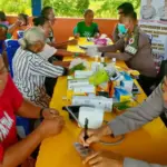 Petugas melayani warga pada layanan kesehatan gratis di Desa Masani, Poso Pesisir, Sabtu (6/9/2025). (©Satgas Madago Raya)