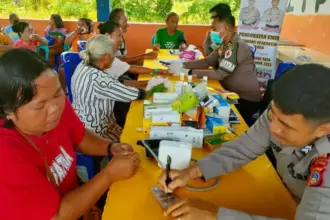 Petugas melayani warga pada layanan kesehatan gratis di Desa Masani, Poso Pesisir, Sabtu (6/9/2025). (©Satgas Madago Raya)