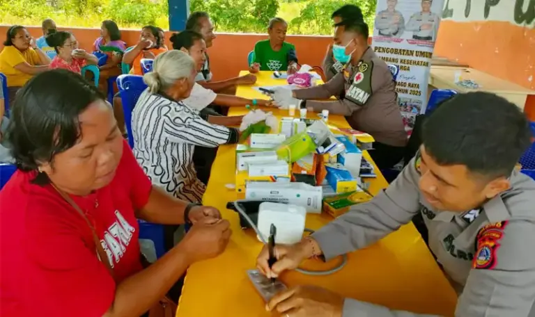 Petugas melayani warga pada layanan kesehatan gratis di Desa Masani, Poso Pesisir, Sabtu (6/9/2025). (©Satgas Madago Raya)