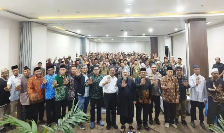 Ratusan eks anggota JI berfoto usai mengikuti seminar di Poso, Minggu (7/9/2025). (©Satgas madago Raya)
