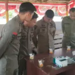 Petugas mengambil sampel personel Satgas Madago Raya pada tes urine di Poso, Selasa (9/9/2025). (©Satgas Madago Raya)