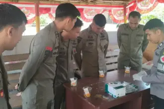 Petugas mengambil sampel personel Satgas Madago Raya pada tes urine di Poso, Selasa (9/9/2025). (©Satgas Madago Raya)