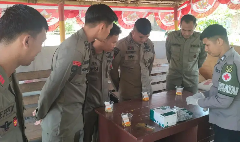 Petugas mengambil sampel personel Satgas Madago Raya pada tes urine di Poso, Selasa (9/9/2025). (©Satgas Madago Raya)