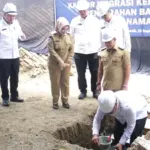Menteri Imigrasi dan Pemsyarakatan Agus Andrianto meletakkan batu pertama pembangunan gedung kantor Imigrasi Kelas I TPI Morowali di Kabupaten Morowali, Selasa (16/9/2025). (©Kanwil Kemenkum Sulteng)