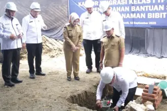 Menteri Imigrasi dan Pemsyarakatan Agus Andrianto meletakkan batu pertama pembangunan gedung kantor Imigrasi Kelas I TPI Morowali di Kabupaten Morowali, Selasa (16/9/2025). (©Kanwil Kemenkum Sulteng)