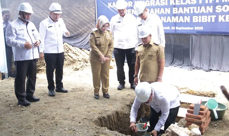Menteri Imigrasi dan Pemsyarakatan Agus Andrianto meletakkan batu pertama pembangunan gedung kantor Imigrasi Kelas I TPI Morowali di Kabupaten Morowali, Selasa (16/9/2025). (©Kanwil Kemenkum Sulteng)