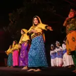 Sejumlah penari memainkan Tari Mokambu pada pembukaan Palu Menari Festival di Tavanjuka Palu, Selasa (23/9/2025) malam. (©bmzIMAGES/basri marzuki)