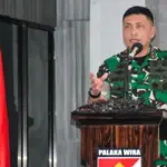 Pangdam XXIII/Palaka Wira Mayjen TNI Jonathan Binsar Parluhutan Sianipar memaparkan misi 100 hari kerjanya di Makodam XXIII/PW di Palu, Senin (29/9/2025). (© Pendam/PW)