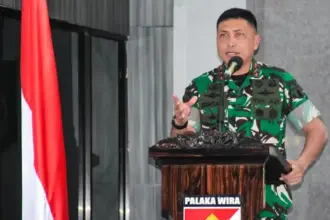 Pangdam XXIII/Palaka Wira Mayjen TNI Jonathan Binsar Parluhutan Sianipar memaparkan misi 100 hari kerjanya di Makodam XXIII/PW di Palu, Senin (29/9/2025). (© Pendam/PW)