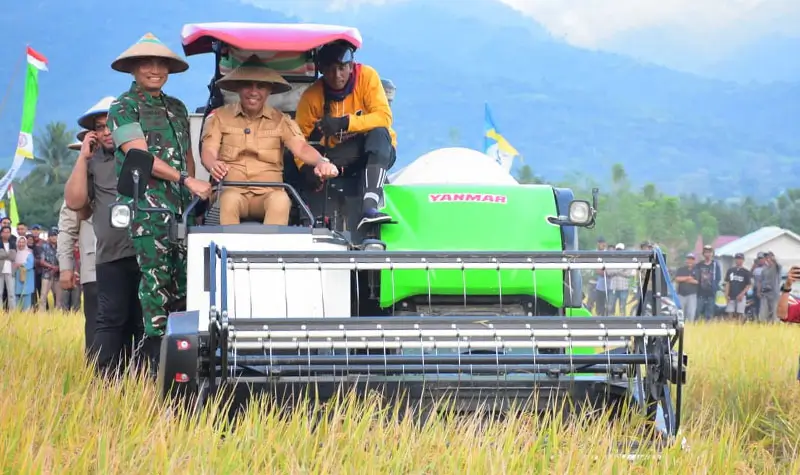 Pangdam XXIII/Palaka Wira Mayjen TNI Jonathan Binsar Perluhutan Sianipar bersama Gubernur Sulteng Anwar Hafid pada Panen Raya Padi di Desa Sibalaya Utara, Sigi, Kamis (4/9/2025). (©Pendam 23/PW)
