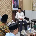 Ketua DPD RI Sultan Baktiar Najamudin (kiri) berbincang dengan Gubernur Sulteng ANwar Hafid dan Pangdam XXIII/Palaka Wira Mayjen TNI Jonathan Binsar Perluhutan Sianipar di Bandara Mutiara Sis Aljufri Palu, Minggu (14/9/2025). (©Pendam23/PW)