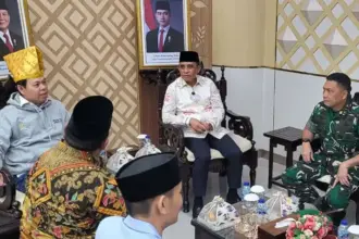 Ketua DPD RI Sultan Baktiar Najamudin (kiri) berbincang dengan Gubernur Sulteng ANwar Hafid dan Pangdam XXIII/Palaka Wira Mayjen TNI Jonathan Binsar Perluhutan Sianipar di Bandara Mutiara Sis Aljufri Palu, Minggu (14/9/2025). (©Pendam23/PW)
