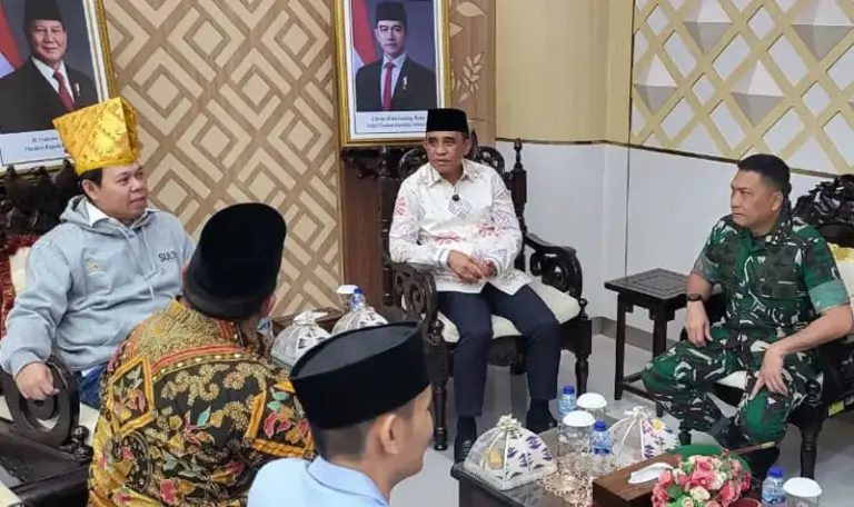 Ketua DPD RI Sultan Baktiar Najamudin (kiri) berbincang dengan Gubernur Sulteng ANwar Hafid dan Pangdam XXIII/Palaka Wira Mayjen TNI Jonathan Binsar Perluhutan Sianipar di Bandara Mutiara Sis Aljufri Palu, Minggu (14/9/2025). (©Pendam23/PW)