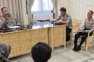 Kadishub Kota Palu Trisno Yunianto memberikan keterangan terkait penataan ulang juru parkir di Palu, Selasa (9/9/2025). (©Prokopim Setda Kota Palu/Jufri)