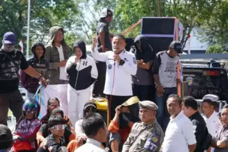 Wali Kota Palu, Hadianto Rasyid memberikan penjelasan tentang status lahan eks HGB kepada warga yang berunjuk rasa di kantor Wali Kota Palu, Rabu (10/9/2025). (©Prokopim Setda Kota Palu/Jufri)