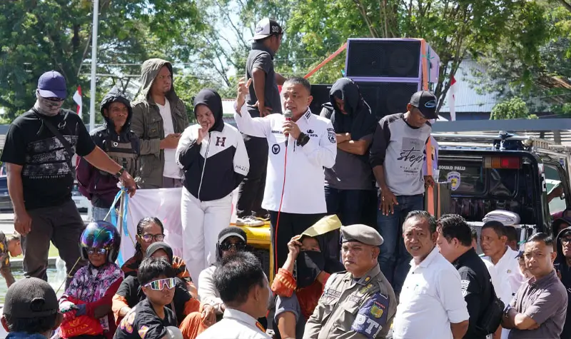 Wali Kota Palu, Hadianto Rasyid memberikan penjelasan tentang status lahan eks HGB kepada warga yang berunjuk rasa di kantor Wali Kota Palu, Rabu (10/9/2025). (©Prokopim Setda Kota Palu/Jufri)