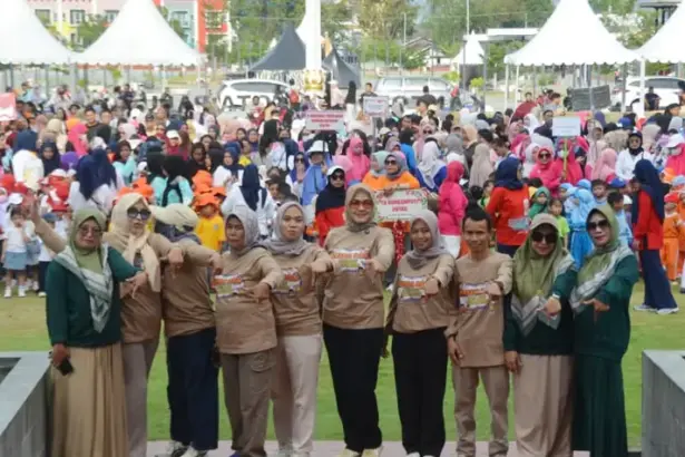 Foto bersama Bunda Paud usai pembukaan Gebyar Paud di Halaman kantor Wali Kota Palu, Selasa (30/9/2025). (© Prokpoim Setda Kota Palu/Imron)